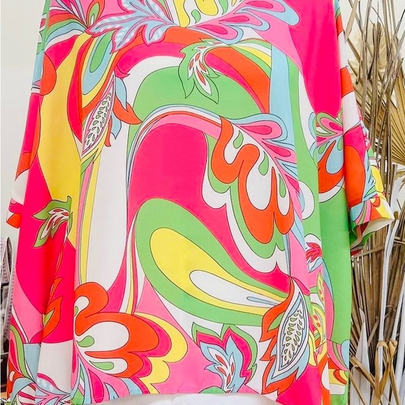 Abstract Colors Oversized Boutique Top - Picture 2 of 3